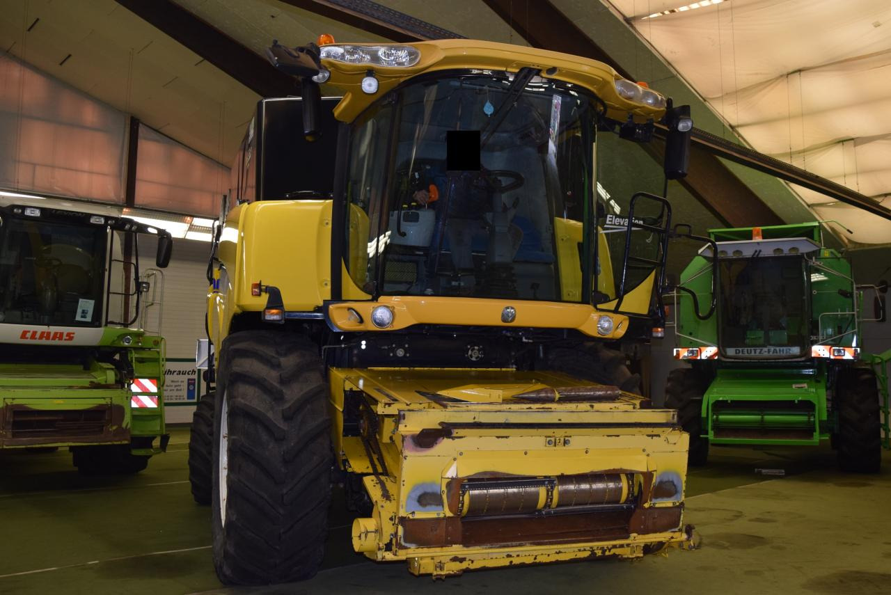 New Holland CR 9090 Elevation - Combine harvester: picture 2 New Holland CR 9090 Elevation - Combine harvester: picture 2