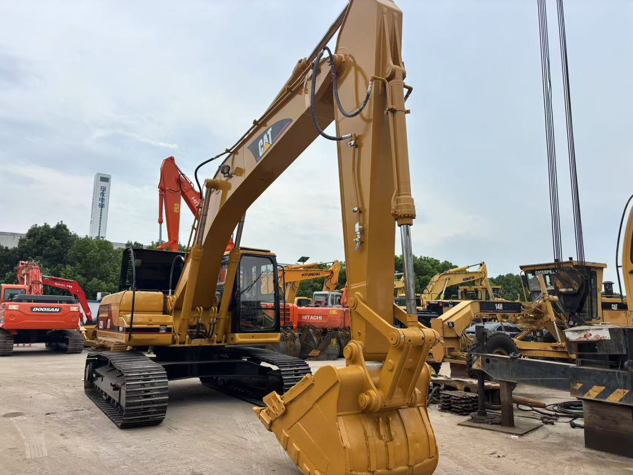 Crawler excavator CATERPILLAR 325B: picture 6
