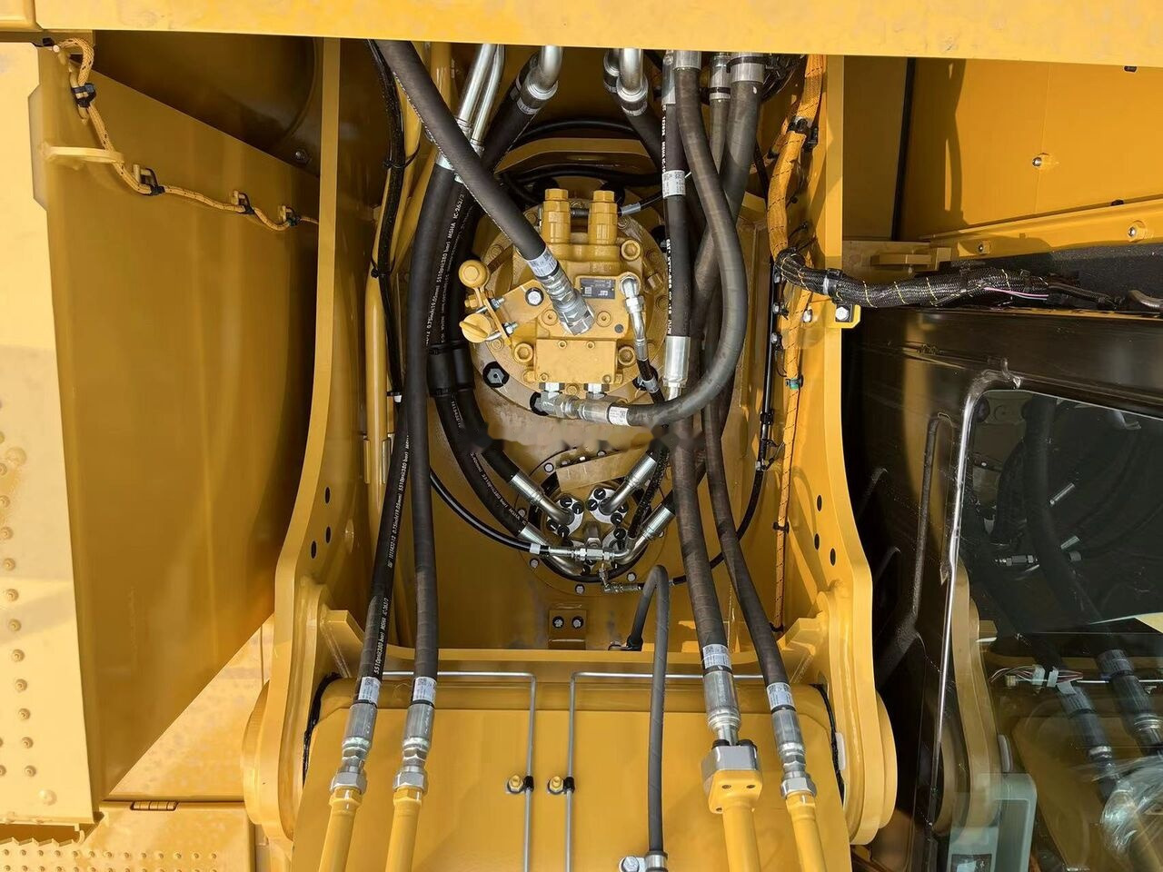 New Crawler excavator Caterpillar 320GX: picture 14