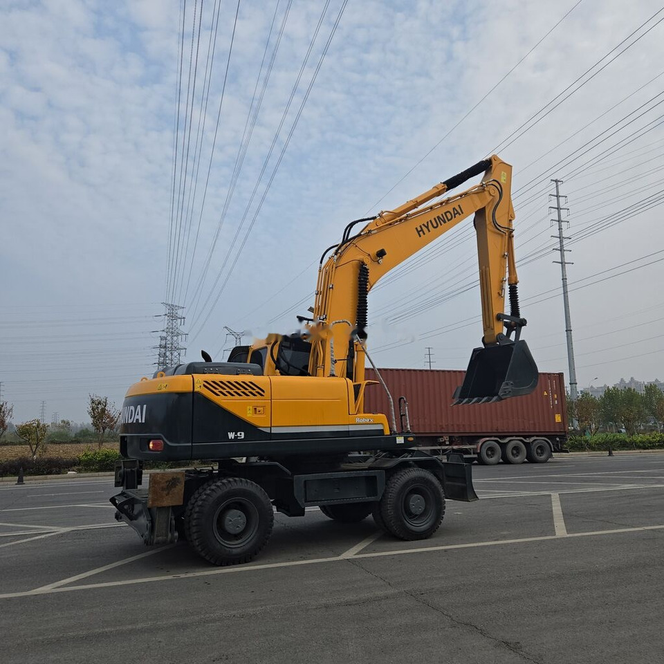 Hyundai R210W-9 - Wheel excavator: picture 2 Hyundai R210W-9 - Wheel excavator: picture 2