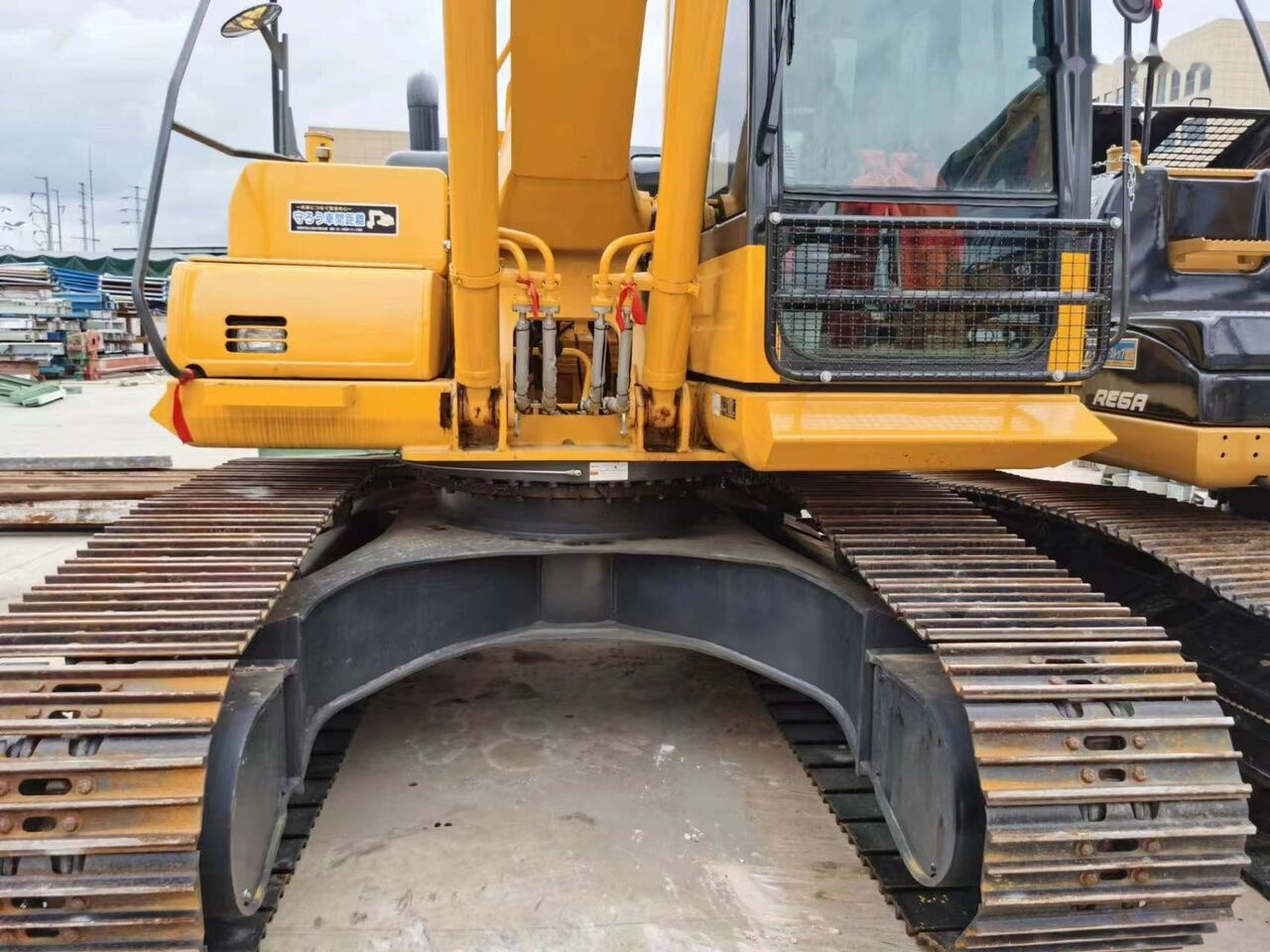 Crawler excavator Komatsu PC200-8: picture 8