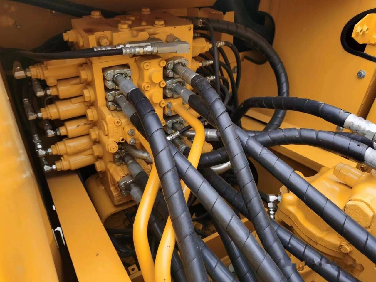 Crawler excavator Komatsu PC200-8: picture 7