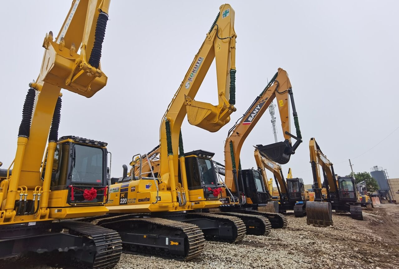 Komatsu PC220-8 - Crawler excavator: picture 2 Komatsu PC220-8 - Crawler excavator: picture 2