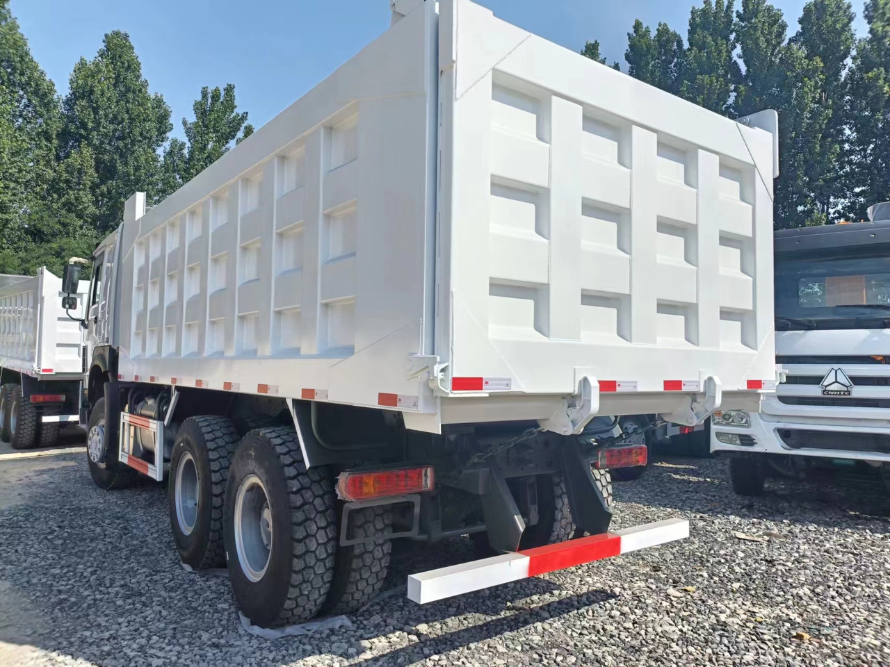 SINOTRUK HOWO - Tipper: picture 1 SINOTRUK HOWO - Tipper: picture 1