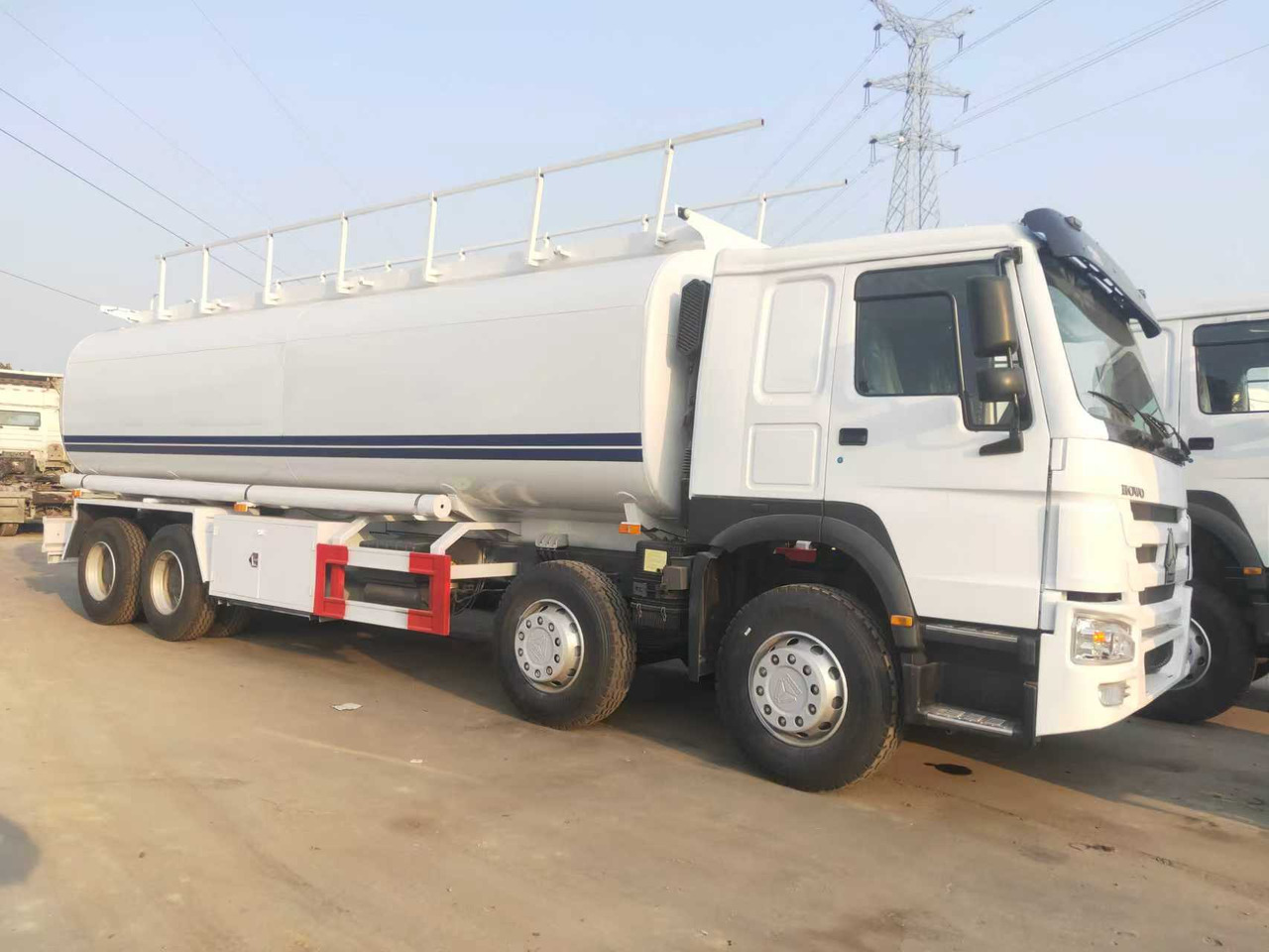 SINOTRUK HOWO Fuel Tank - Tank truck: picture 2 SINOTRUK HOWO Fuel Tank - Tank truck: picture 2