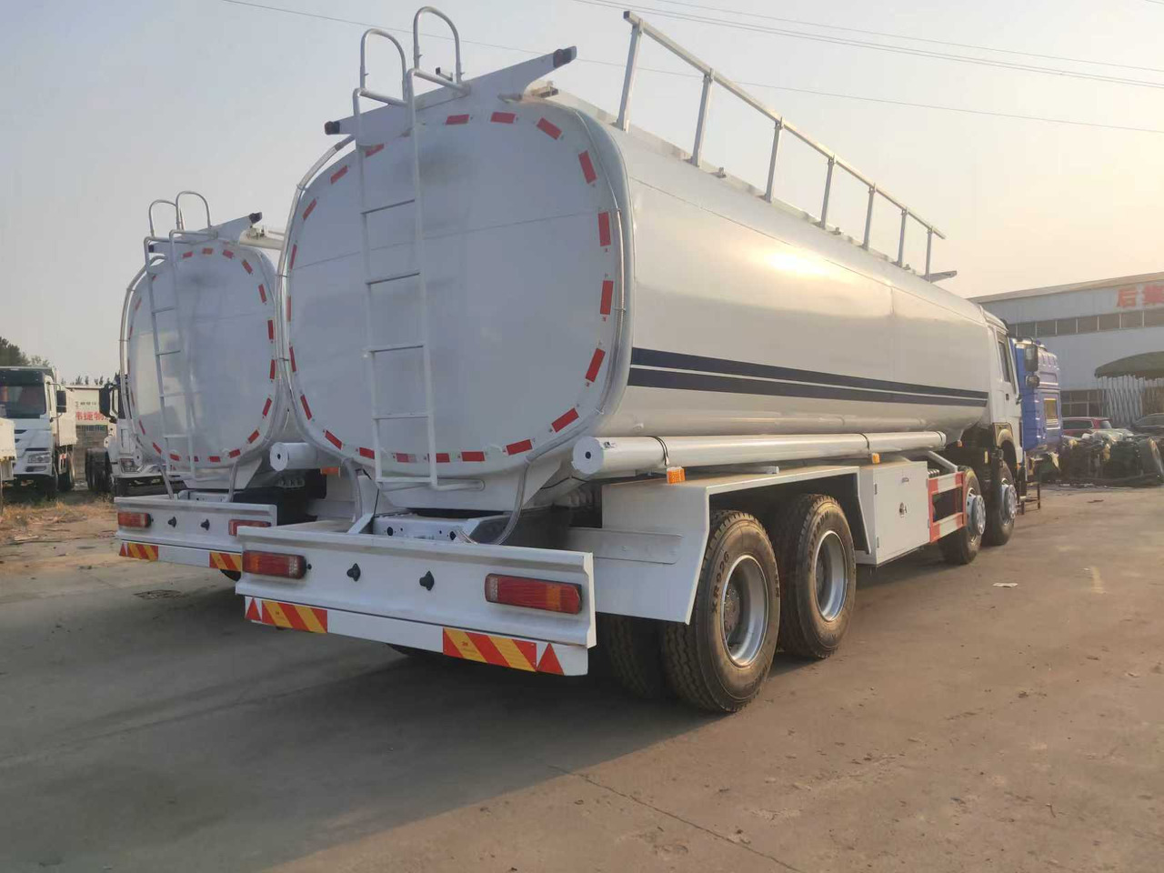 SINOTRUK HOWO Fuel Tank - Tank truck: picture 4 SINOTRUK HOWO Fuel Tank - Tank truck: picture 4