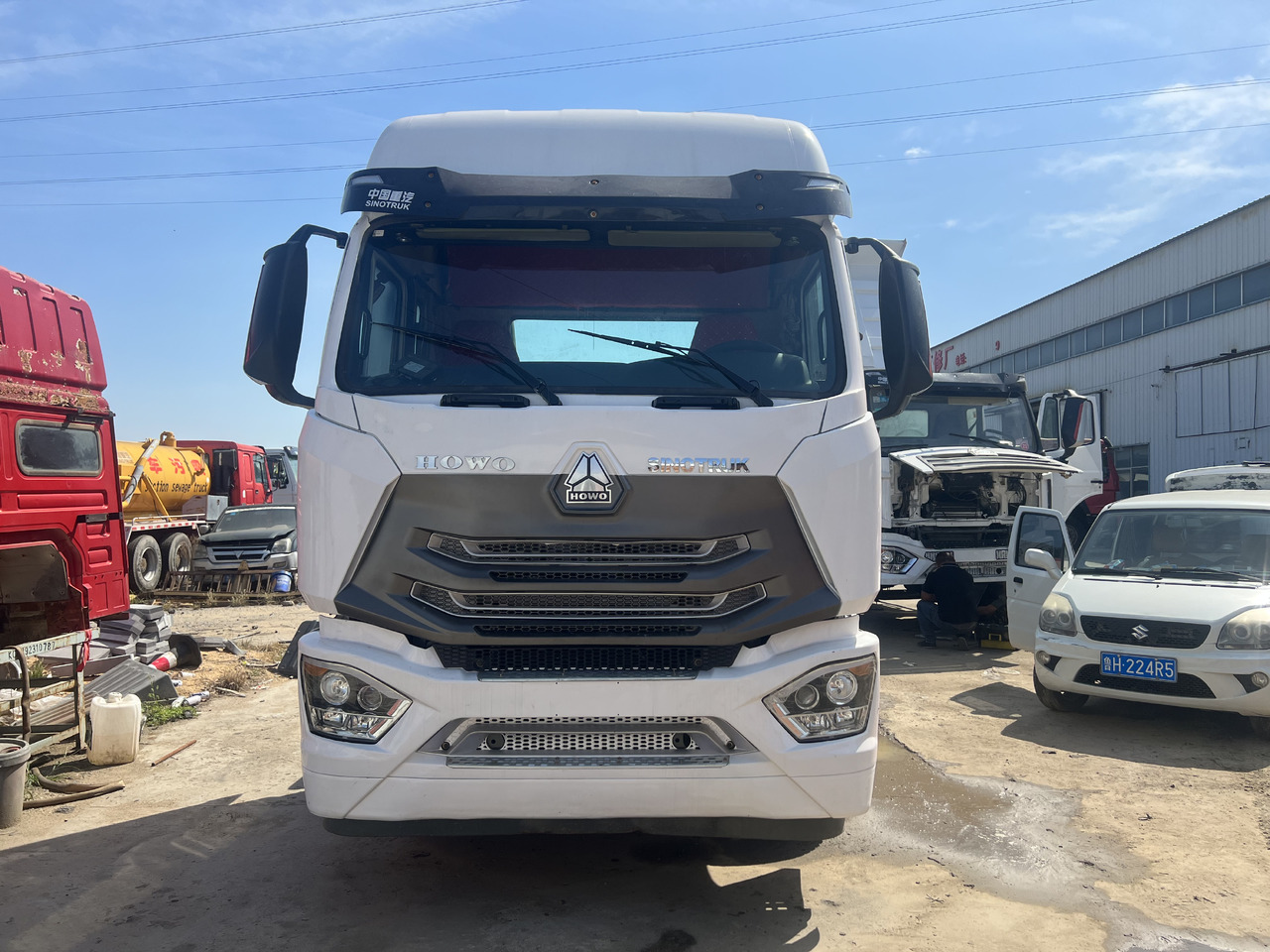SINOTRUK HOWO trailer head - Tractor unit: picture 2 SINOTRUK HOWO trailer head - Tractor unit: picture 2