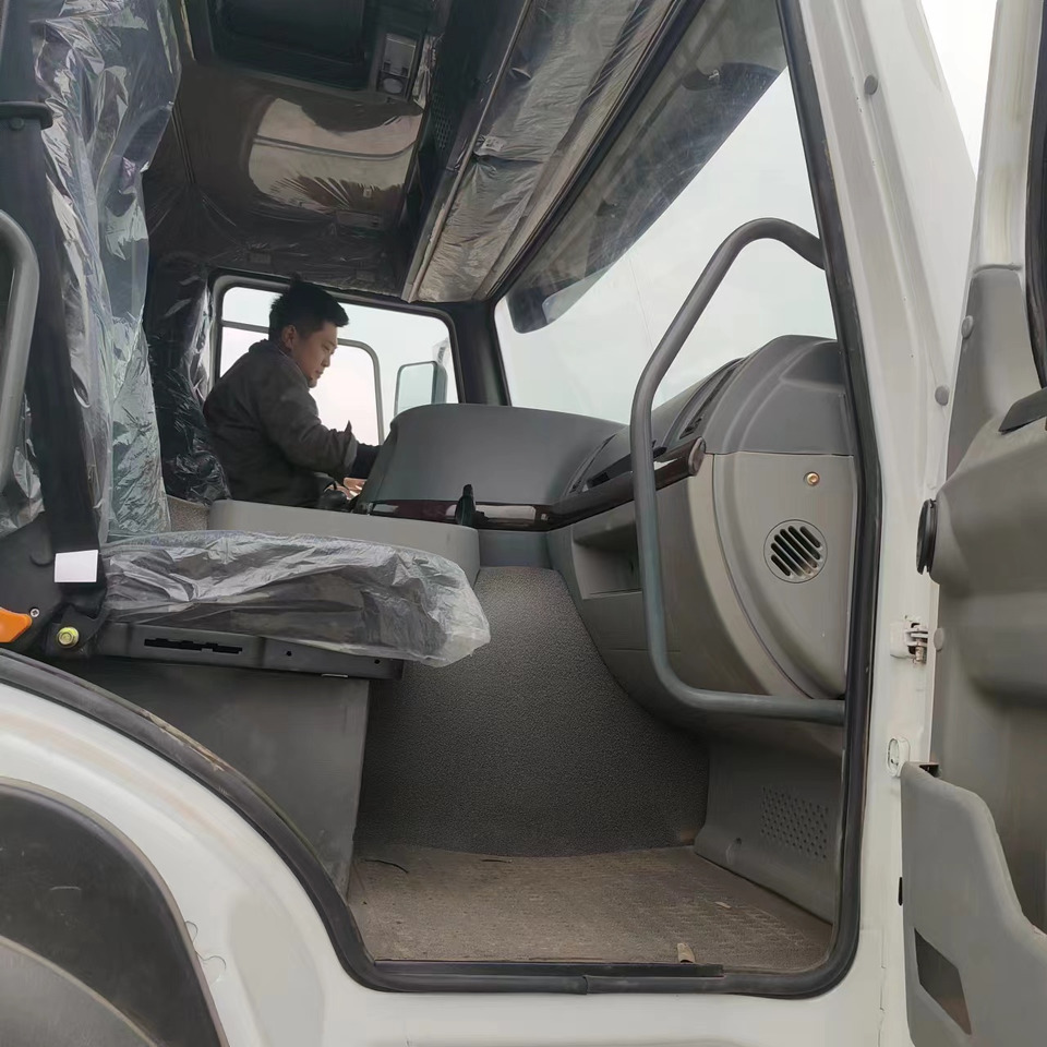 Tractor unit SINOTRUK HOWO trailer head: picture 10