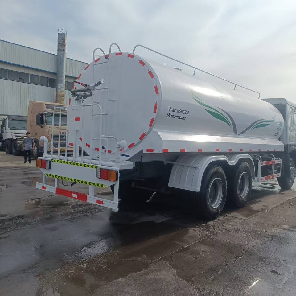 Howo 20 cubic meter sprinkler - Truck: picture 4 Howo 20 cubic meter sprinkler - Truck: picture 4