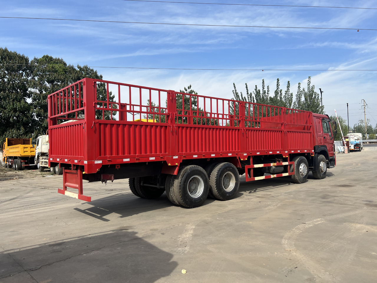 SINOTRUK HOWO 8*4 Fence Truck - Truck: picture 2 SINOTRUK HOWO 8*4 Fence Truck - Truck: picture 2