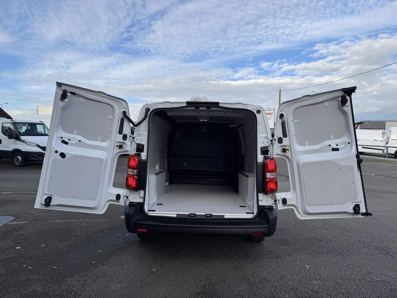 CITROEN Jumpy XL 2.0 BlueHDi - 145 S&S - BVM III FOURGON . PHASE 2 - Panel van: picture 3 CITROEN Jumpy XL 2.0 BlueHDi - 145 S&S - BVM III FOURGON . PHASE 2 - Panel van: picture 3