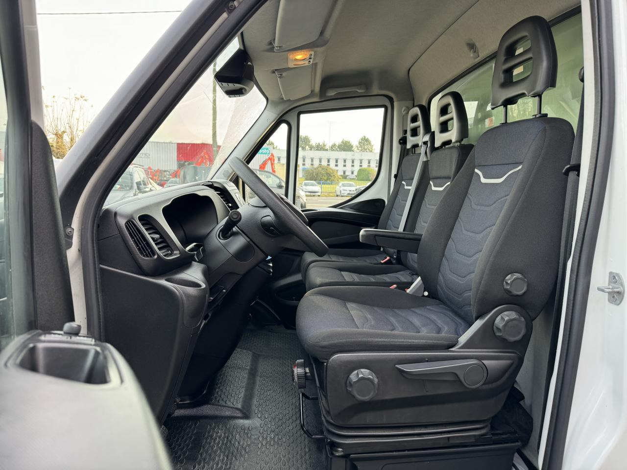 IVECO Daily 35C16 CAISSE HAYON 20M3 RJ 3.0L 160CH - Box van: picture 5 IVECO Daily 35C16 CAISSE HAYON 20M3 RJ 3.0L 160CH - Box van: picture 5