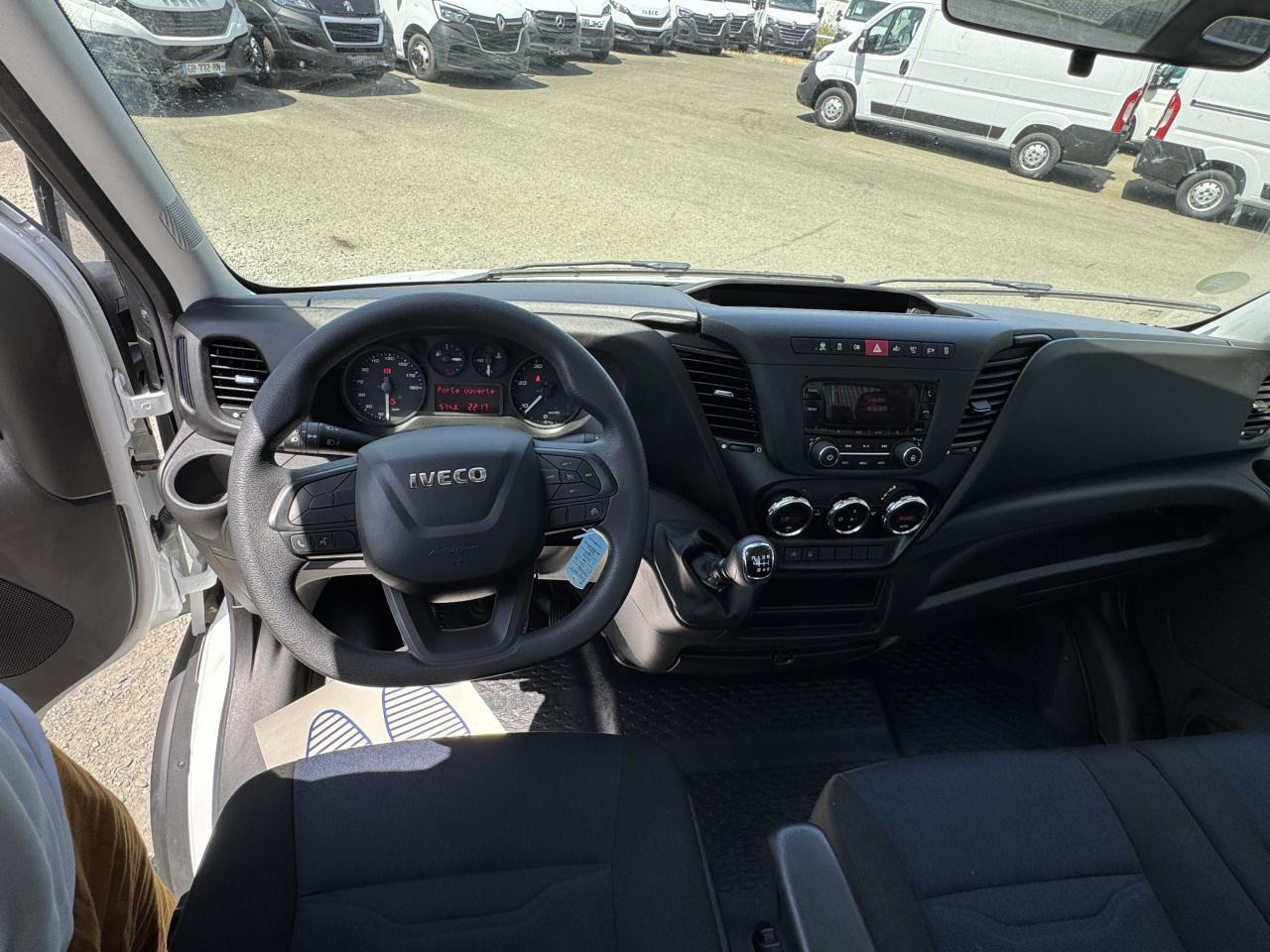 Iveco Daily IVECO PORTE VOITURE DEPANNEUSE 35 S 16 3L0 160 CH EMPATTEMENT 4100 PLATEAU FIX ALU EQUIP M - Autotransporter truck: picture 4 Iveco Daily IVECO PORTE VOITURE DEPANNEUSE 35 S 16 3L0 160 CH EMPATTEMENT 4100 PLATEAU FIX ALU EQUIP M - Autotransporter truck: picture 4