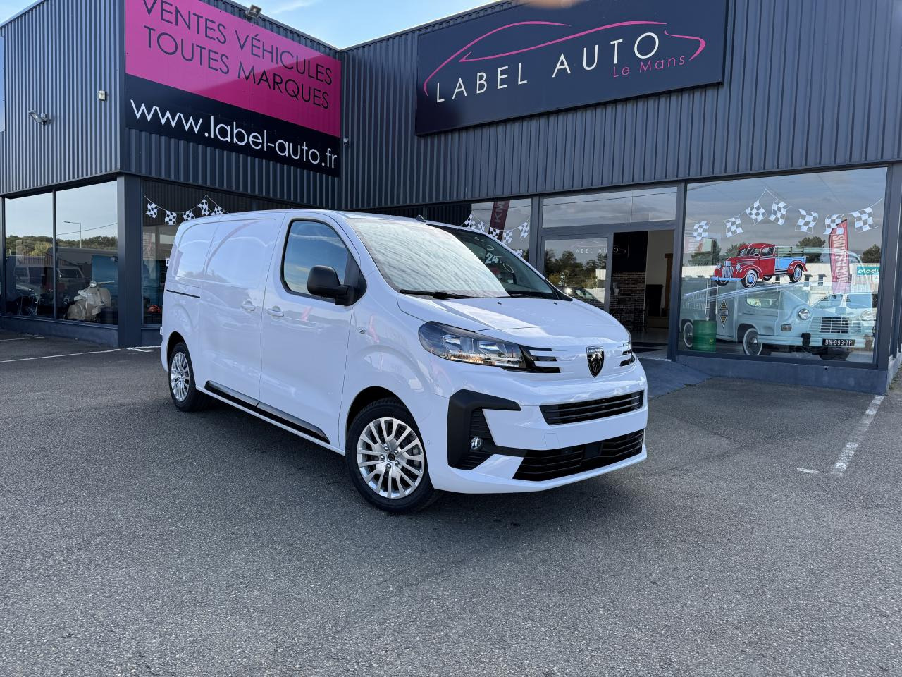 PEUGEOT Expert M 2.0 BlueHDi - 145 S&S - BV EAT8 III FOURGON Fourgon PHASE 2 - Panel van: picture 1 PEUGEOT Expert M 2.0 BlueHDi - 145 S&S - BV EAT8 III FOURGON Fourgon PHASE 2 - Panel van: picture 1