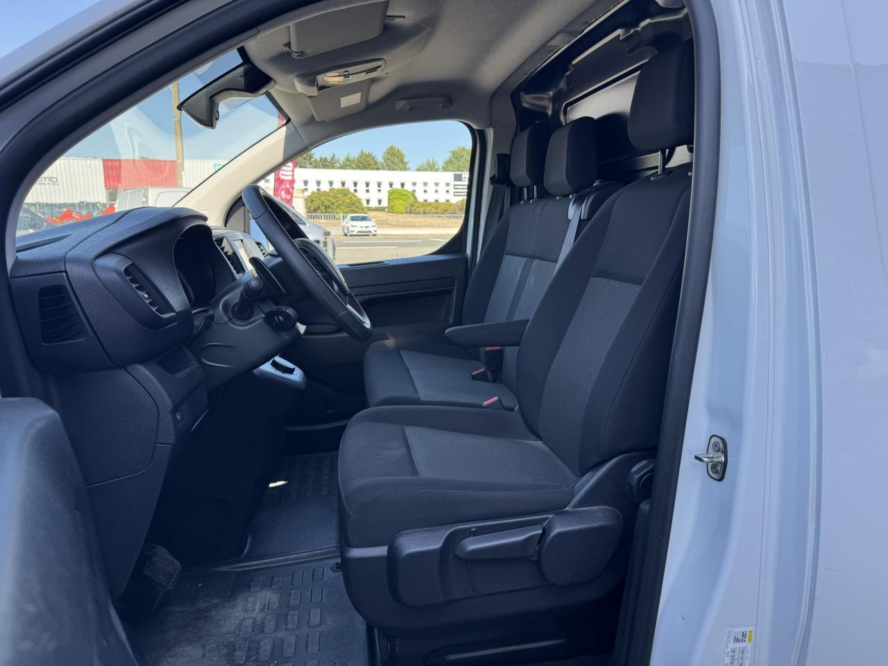 Peugeot Expert Standard 2.0 BlueHDi - 145 S&S - BV EAT8 III FOURGON Fourgon Asphalt PHASE 1 - Panel van: picture 4 Peugeot Expert Standard 2.0 BlueHDi - 145 S&S - BV EAT8 III FOURGON Fourgon Asphalt PHASE 1 - Panel van: picture 4