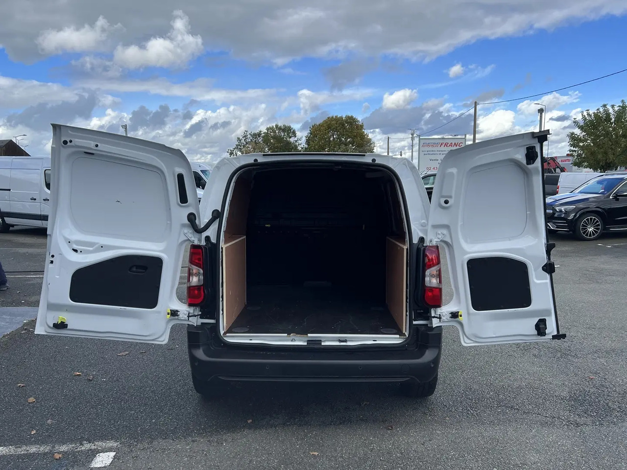 Peugeot Partner STANDARD 650KG BLUEHDI 130CH S&S PREMIUM EAT8 - Small van: picture 3 Peugeot Partner STANDARD 650KG BLUEHDI 130CH S&S PREMIUM EAT8 - Small van: picture 3