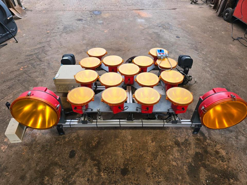 Horizont Blinkpfeinalage für Unimog mit Xenonscheinwerfer Dachträger Nissen Vz616 Funkwarnmeldeanlage passend für UGE UGN U290 U 300 400 500 405 218 219 318 319 423 427 430 527 530 Mercedes-Benz Dach - Lights/ Lighting for Construction machinery: picture 1 Horizont Blinkpfeinalage für Unimog mit Xenonscheinwerfer Dachträger Nissen Vz616 Funkwarnmeldeanlage passend für UGE UGN U290 U 300 400 500 405 218 219 318 319 423 427 430 527 530 Mercedes-Benz Dach - Lights/ Lighting for Construction machinery: picture 1