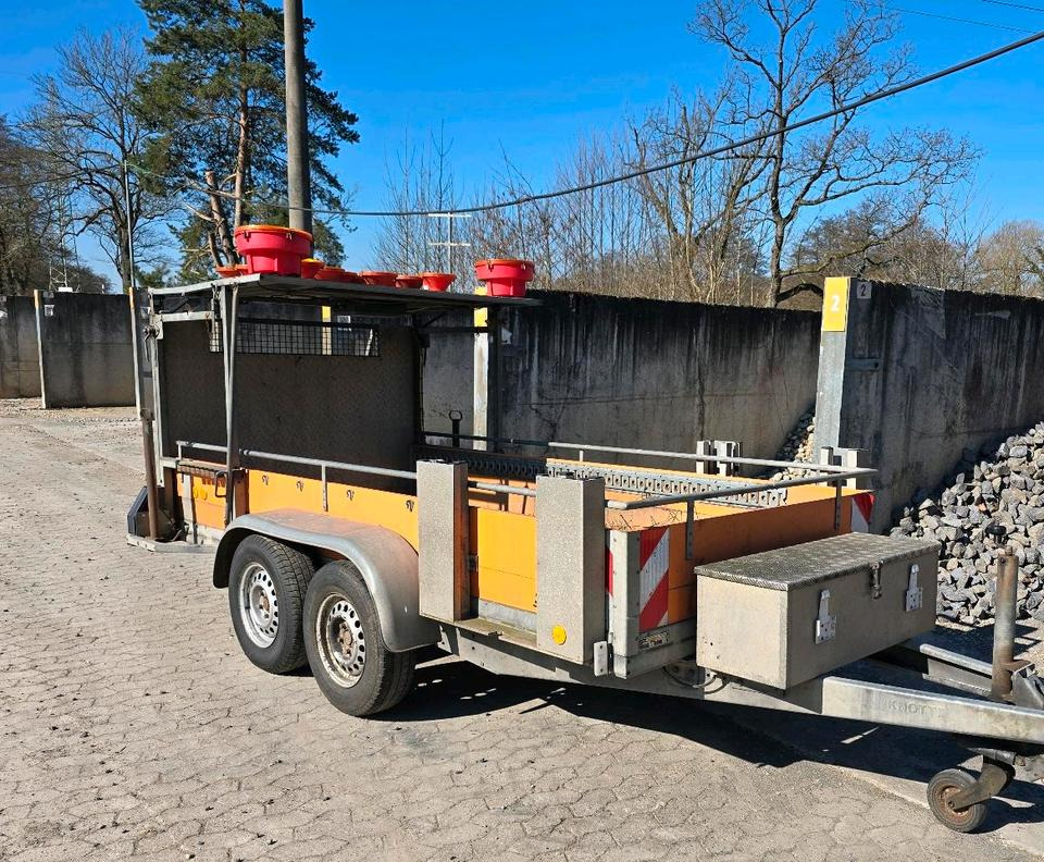 Horizont Tandem Absperrtafel VZ616 Fahrbare Verkehrsleittafel Verkehrssicherungsanhänger Verkehrsleitanhänger Sperrwand Verkehrssicherungsanhänger Nissen LP15 Blinkpfeilanlage Blinkpfeil Anhänger - Construction equipment, Trailer: picture 1 Horizont Tandem Absperrtafel VZ616 Fahrbare Verkehrsleittafel Verkehrssicherungsanhänger Verkehrsleitanhänger Sperrwand Verkehrssicherungsanhänger Nissen LP15 Blinkpfeilanlage Blinkpfeil Anhänger - Construction equipment, Trailer: picture 1