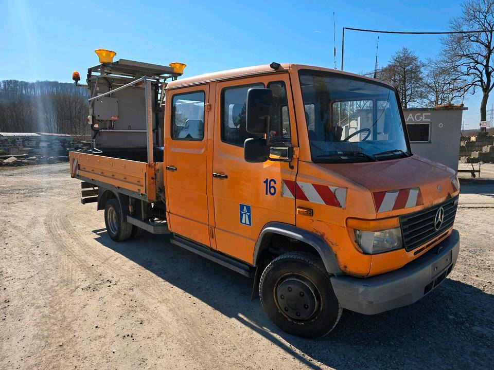 Mercedes-Benz Vario 614D Pritsche Doka 2002 Nissen VLT Verkehrsleittafel Absperrtafel LKW Vorwarntafel - Dropside/ Flatbed truck: picture 2 Mercedes-Benz Vario 614D Pritsche Doka 2002 Nissen VLT Verkehrsleittafel Absperrtafel LKW Vorwarntafel - Dropside/ Flatbed truck: picture 2