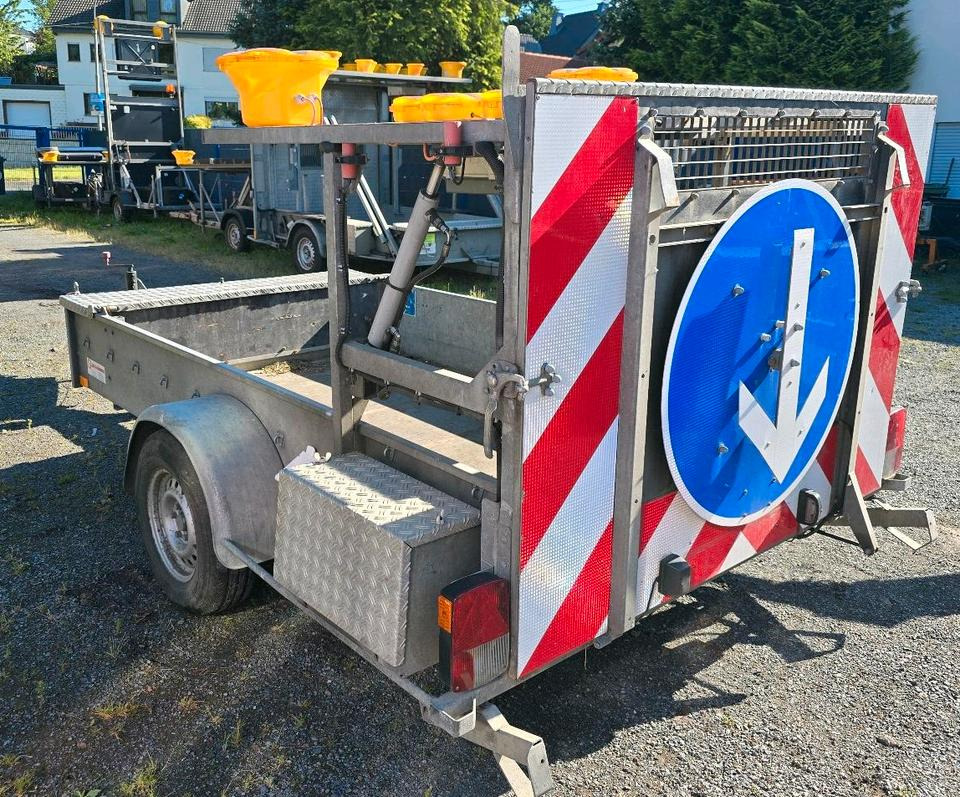 Nissen FAT LED B3 Absperrtafel VZ616 Verkehrsleittafel Verkehrssicherungsanhänger Verkehrsleittafel Horizont Trebbiner Sperrwand - Trailer: picture 3 Nissen FAT LED B3 Absperrtafel VZ616 Verkehrsleittafel Verkehrssicherungsanhänger Verkehrsleittafel Horizont Trebbiner Sperrwand - Trailer: picture 3