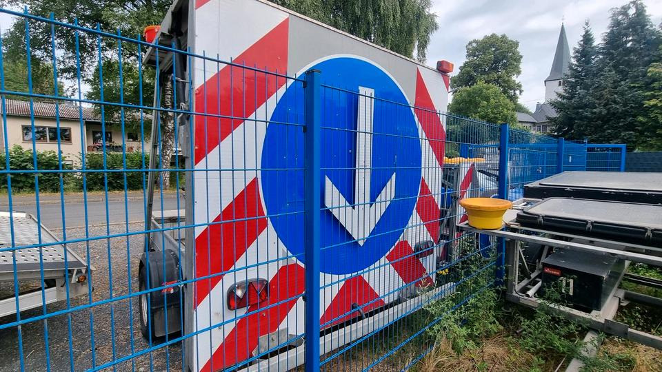 Trebbiner Absperrtafel VZ616 LED Funkwarnmeldeanlage Absperrtafel Sperrwand Verkehrsleittafel Verkehrsleitanhänger Verkehrssicherungsanhänger Leitanhänger Leittafel Verkehrssicherung Nissen Horizont - Construction equipment, Trailer: picture 3 Trebbiner Absperrtafel VZ616 LED Funkwarnmeldeanlage Absperrtafel Sperrwand Verkehrsleittafel Verkehrsleitanhänger Verkehrssicherungsanhänger Leitanhänger Leittafel Verkehrssicherung Nissen Horizont - Construction equipment, Trailer: picture 3