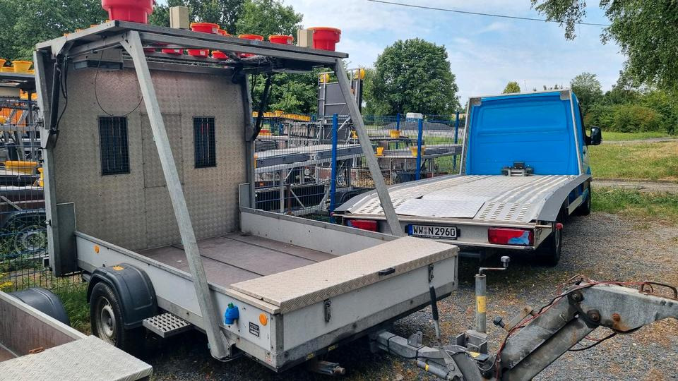 Trebbiner Absperrtafel VZ616 LED Funkwarnmeldeanlage Absperrtafel Sperrwand Verkehrsleittafel Verkehrsleitanhänger Verkehrssicherungsanhänger Leitanhänger Leittafel Verkehrssicherung Nissen Horizont - Construction equipment, Trailer: picture 2 Trebbiner Absperrtafel VZ616 LED Funkwarnmeldeanlage Absperrtafel Sperrwand Verkehrsleittafel Verkehrsleitanhänger Verkehrssicherungsanhänger Leitanhänger Leittafel Verkehrssicherung Nissen Horizont - Construction equipment, Trailer: picture 2