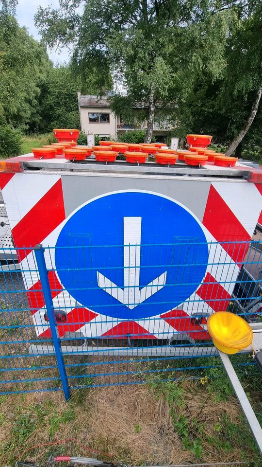 Trebbiner Absperrtafel VZ616 LED Funkwarnmeldeanlage Absperrtafel Sperrwand Verkehrsleittafel Verkehrsleitanhänger Verkehrssicherungsanhänger Leitanhänger Leittafel Verkehrssicherung Nissen Horizont - Construction equipment, Trailer: picture 4 Trebbiner Absperrtafel VZ616 LED Funkwarnmeldeanlage Absperrtafel Sperrwand Verkehrsleittafel Verkehrsleitanhänger Verkehrssicherungsanhänger Leitanhänger Leittafel Verkehrssicherung Nissen Horizont - Construction equipment, Trailer: picture 4