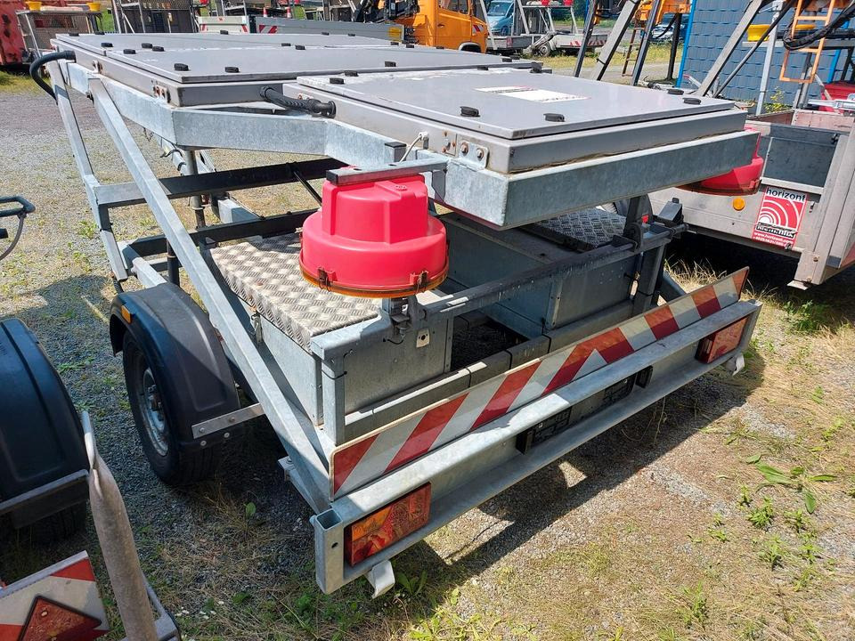 Trebbiner Horizont VWT E VLT Verkehrsleittafel Leittafel Sicherungsanhänger Verkehrsleitanhänger Verkehrssicherungsanhänger Absperrtafel Sperrwand Nissen Verkehrssicherung Vorwarner Vorwarntafel - Construction equipment: picture 4 Trebbiner Horizont VWT E VLT Verkehrsleittafel Leittafel Sicherungsanhänger Verkehrsleitanhänger Verkehrssicherungsanhänger Absperrtafel Sperrwand Nissen Verkehrssicherung Vorwarner Vorwarntafel - Construction equipment: picture 4