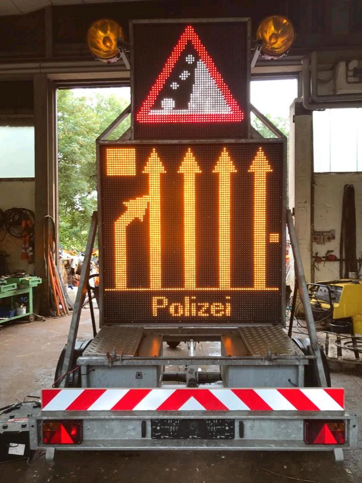 Trebbiner Horizont VWT E VLT Verkehrsleittafel Leittafel Sicherungsanhänger Verkehrsleitanhänger Verkehrssicherungsanhänger Absperrtafel Sperrwand Nissen Verkehrssicherung Vorwarner Vorwarntafel - Construction equipment: picture 5 Trebbiner Horizont VWT E VLT Verkehrsleittafel Leittafel Sicherungsanhänger Verkehrsleitanhänger Verkehrssicherungsanhänger Absperrtafel Sperrwand Nissen Verkehrssicherung Vorwarner Vorwarntafel - Construction equipment: picture 5