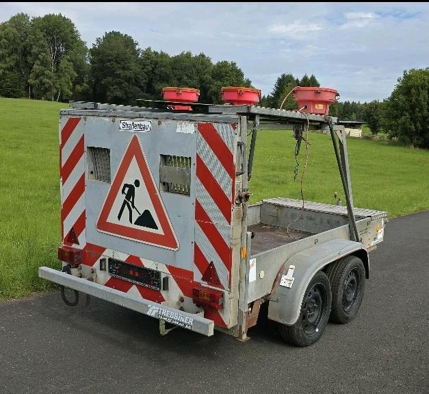 Trebbiner VZ 615 Absperrtafel FAT Nissen Horizont Verkehrsleittafel Verkehrsleitanhänger Verkehrssicherungsanhänger Leitanhänger - Construction equipment: picture 1 Trebbiner VZ 615 Absperrtafel FAT Nissen Horizont Verkehrsleittafel Verkehrsleitanhänger Verkehrssicherungsanhänger Leitanhänger - Construction equipment: picture 1