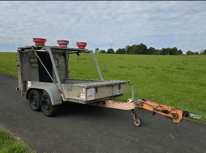Trebbiner VZ 615 Absperrtafel FAT Nissen Horizont Verkehrsleittafel Verkehrsleitanhänger Verkehrssicherungsanhänger Leitanhänger - Construction equipment: picture 4 Trebbiner VZ 615 Absperrtafel FAT Nissen Horizont Verkehrsleittafel Verkehrsleitanhänger Verkehrssicherungsanhänger Leitanhänger - Construction equipment: picture 4