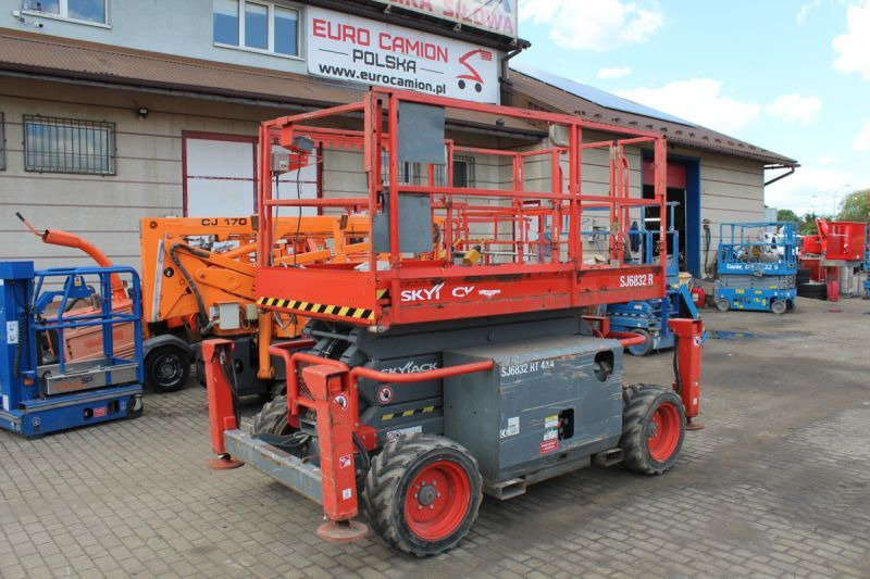 Skyjack podnośnik nożycowy 4x4 spalinowy 12 m Skyjack SJ6832RT - Scissor lift: picture 1 Skyjack podnośnik nożycowy 4x4 spalinowy 12 m Skyjack SJ6832RT - Scissor lift: picture 1