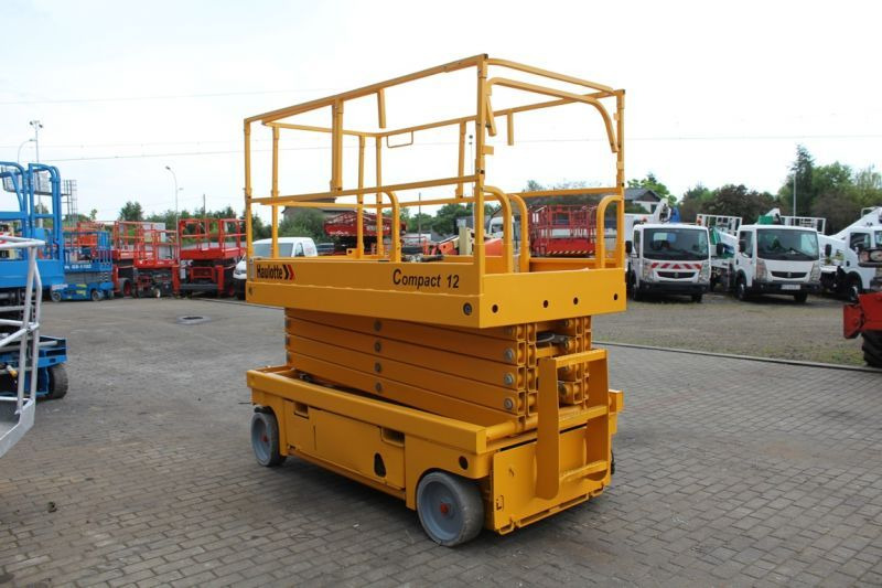 Podnośnik nożycowy elektryczny 12 m Haulotte Compact 12 - Scissor lift: picture 3 Podnośnik nożycowy elektryczny 12 m Haulotte Compact 12 - Scissor lift: picture 3