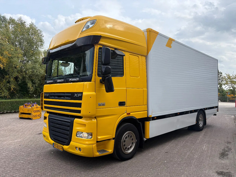 DAF XF 105.460 SUPER SPACE CAB / GEISOLEERDE OPBOUW / DHOLLANDIA 2500 kg / LOW KM - Box truck: picture 2 DAF XF 105.460 SUPER SPACE CAB / GEISOLEERDE OPBOUW / DHOLLANDIA 2500 kg / LOW KM - Box truck: picture 2