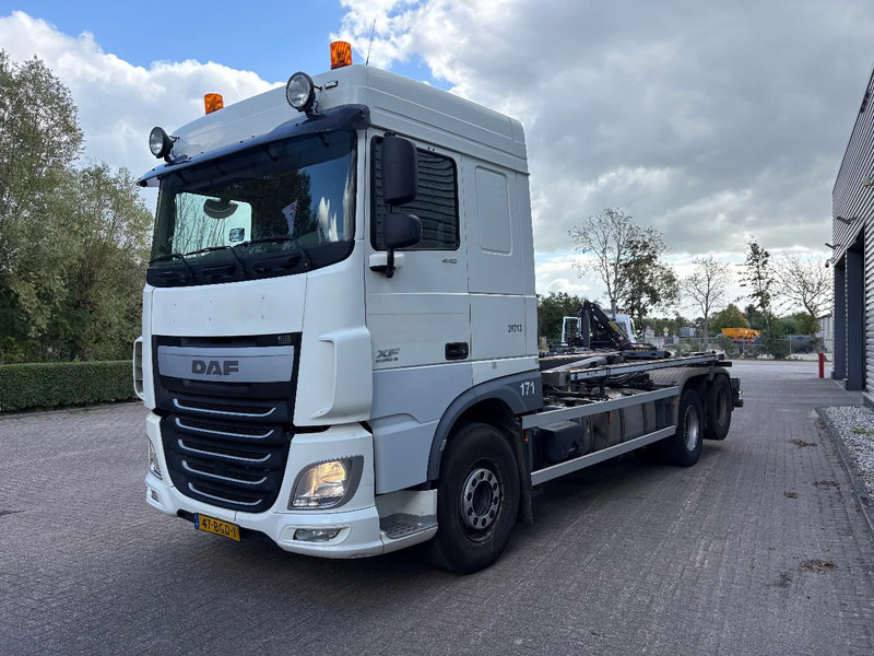 DAF XF 440 6x2 / VDL 21 TON / AFNET SYSTEEM / DUBBELLUCHT SLEPER / APK - TUV JUNI 2026 / - Hook lift truck: picture 2 DAF XF 440 6x2 / VDL 21 TON / AFNET SYSTEEM / DUBBELLUCHT SLEPER / APK - TUV JUNI 2026 / - Hook lift truck: picture 2