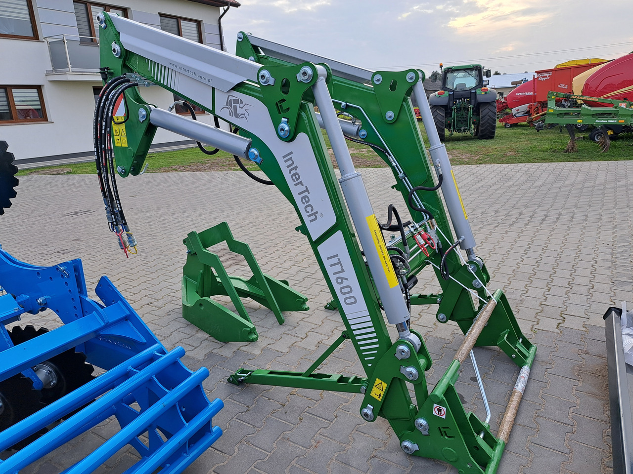 Inter Tech IT 1600 John deere 5080 ,5090, 5100m - Front loader for tractor: picture 1 Inter Tech IT 1600 John deere 5080 ,5090, 5100m - Front loader for tractor: picture 1