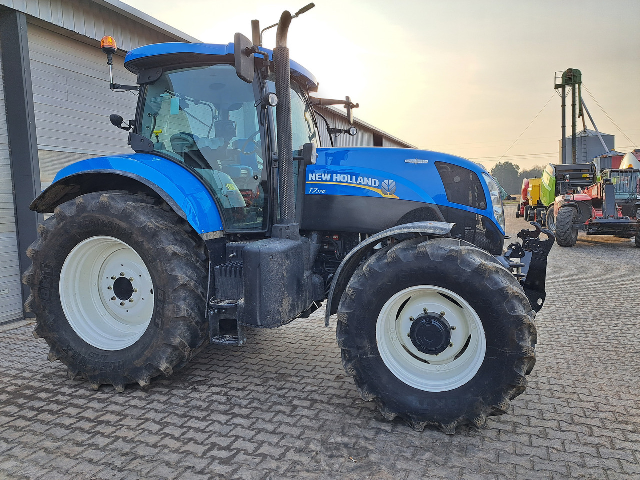 New Holland T7 170 - Farm tractor: picture 2 New Holland T7 170 - Farm tractor: picture 2