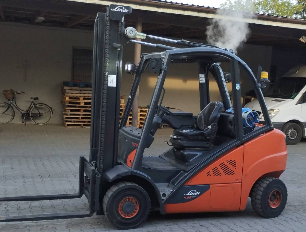 LPG forklift Linde H 25 T - 02: picture 10
