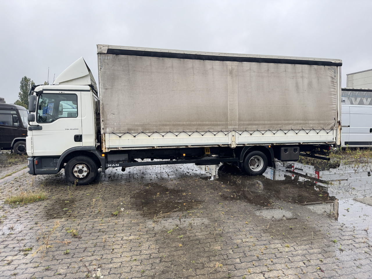 MAN 12.250 - Curtainsider truck: picture 3 MAN 12.250 - Curtainsider truck: picture 3
