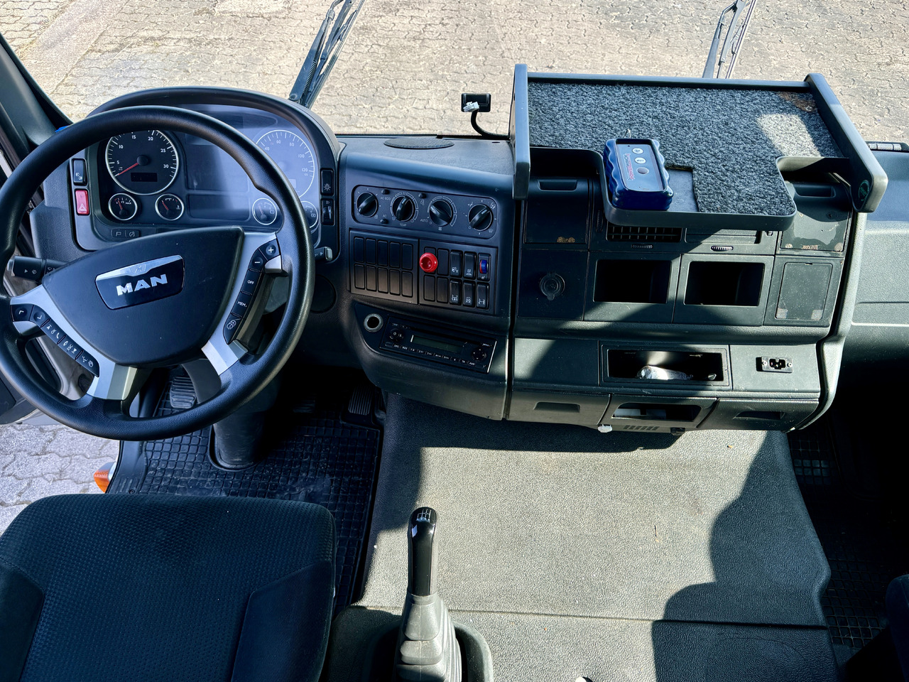 Interior photo 3: Autotransporter truck MAN TGL 8.220  BL 8.220