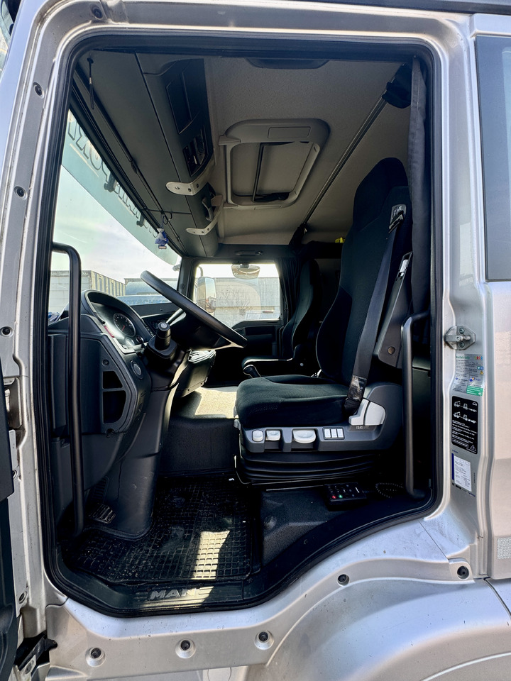 Interior photo 5: Autotransporter truck MAN TGL 8.220  BL 8.220