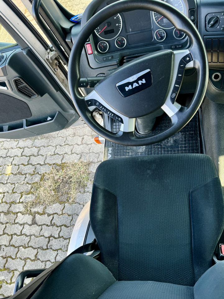 Interior photo 4: Autotransporter truck MAN TGL 8.220  BL 8.220