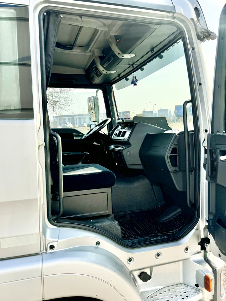 Interior photo 2: Autotransporter truck MAN TGL 8.220  BL 8.220
