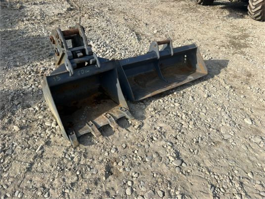 Attache rapide et godets volvo S40 - Excavator bucket: picture 2 Attache rapide et godets volvo S40 - Excavator bucket: picture 2
