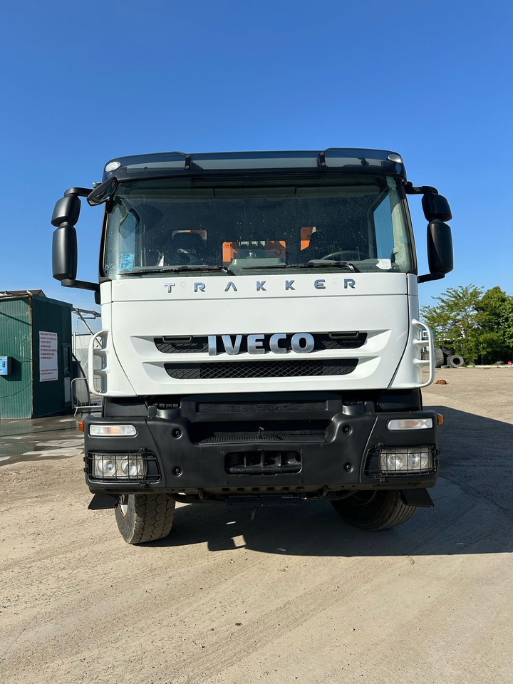 Iveco Trakker Tipper on lease Iveco Trakker Tipper: picture 6