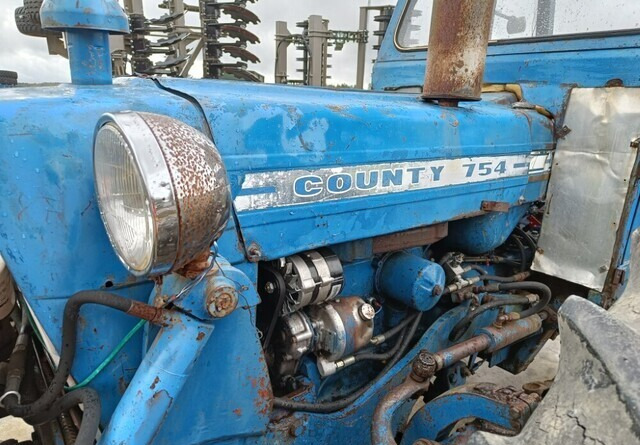 Farm tractor Ford County 754 Super 4 - VIDEO: picture 6