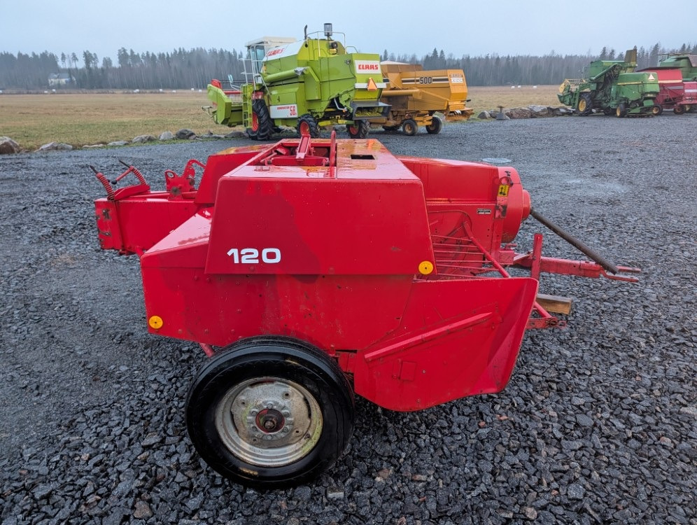 MASSEY FERGUSON 120 kovapaalain - Square baler: picture 2 MASSEY FERGUSON 120 kovapaalain - Square baler: picture 2