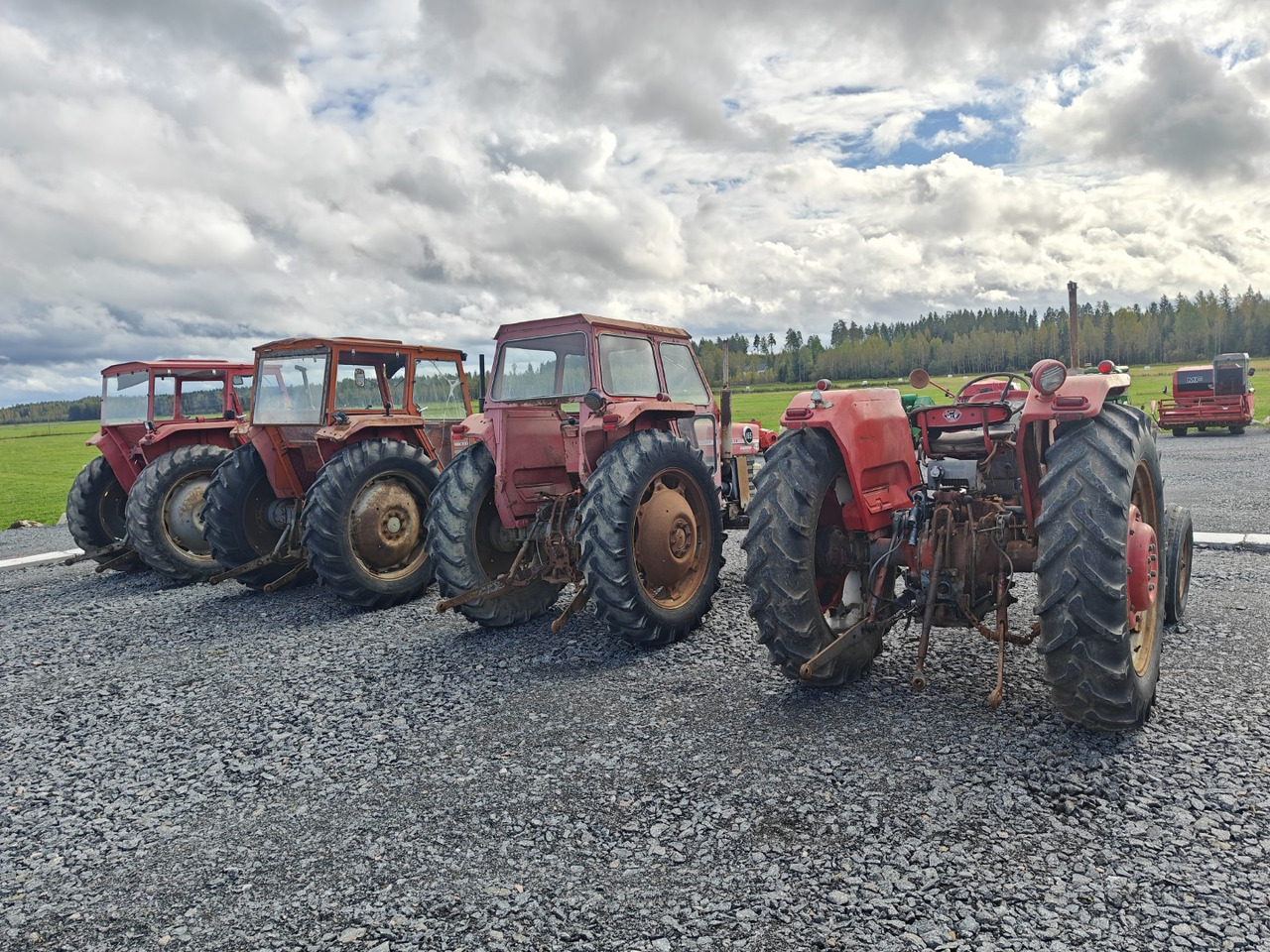MASSEY FERGUSON 165, 165S ja 175 traktoreita 4 kpl / 4pcs - Farm tractor: picture 4 MASSEY FERGUSON 165, 165S ja 175 traktoreita 4 kpl / 4pcs - Farm tractor: picture 4