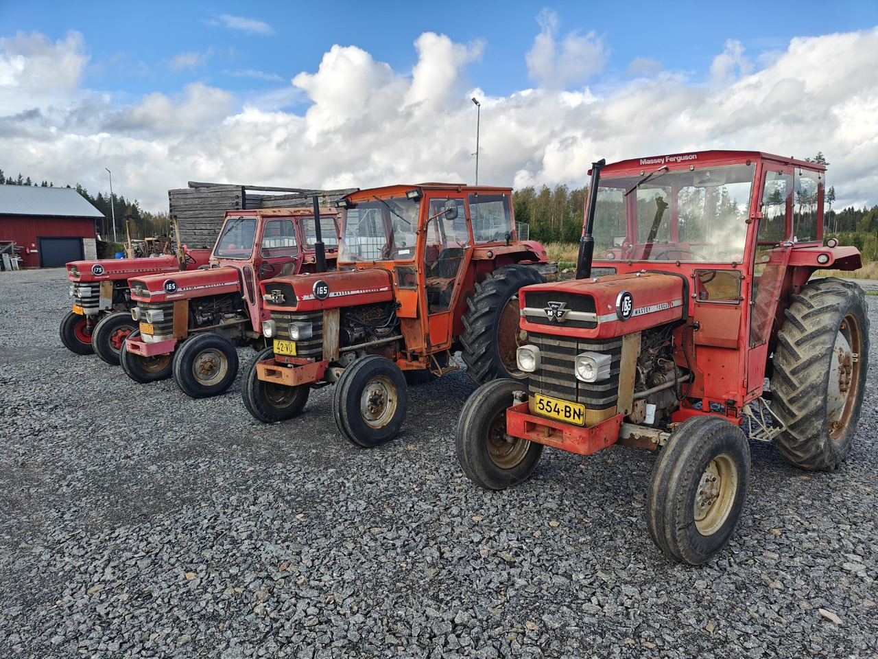 MASSEY FERGUSON 165, 165S ja 175 traktoreita 4 kpl / 4pcs - Farm tractor: picture 2 MASSEY FERGUSON 165, 165S ja 175 traktoreita 4 kpl / 4pcs - Farm tractor: picture 2
