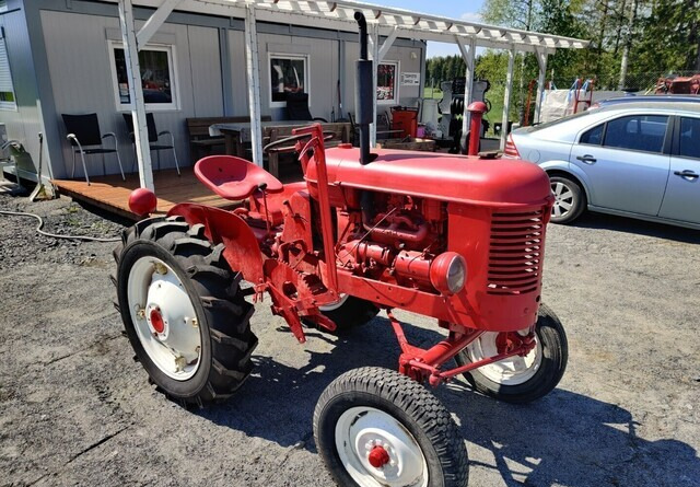 Massey Harris Traktori - bensiini - Farm tractor: picture 1 Massey Harris Traktori - bensiini - Farm tractor: picture 1